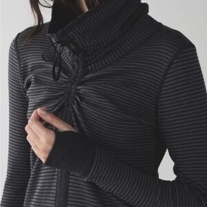 LULULEMON In A Cinch Reversible Heathered grey Classic Stripe Pullover Womens 6